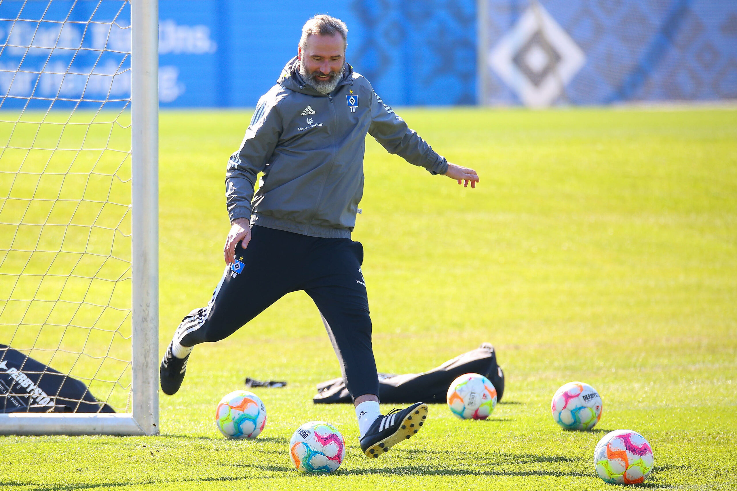 HSV-Trainer Tim Walter tritt einen Ball im Training