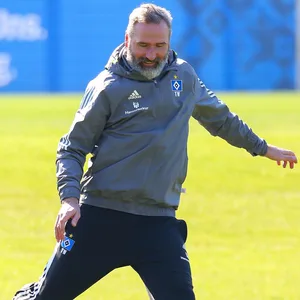 HSV-Trainer Tim Walter tritt einen Ball im Training