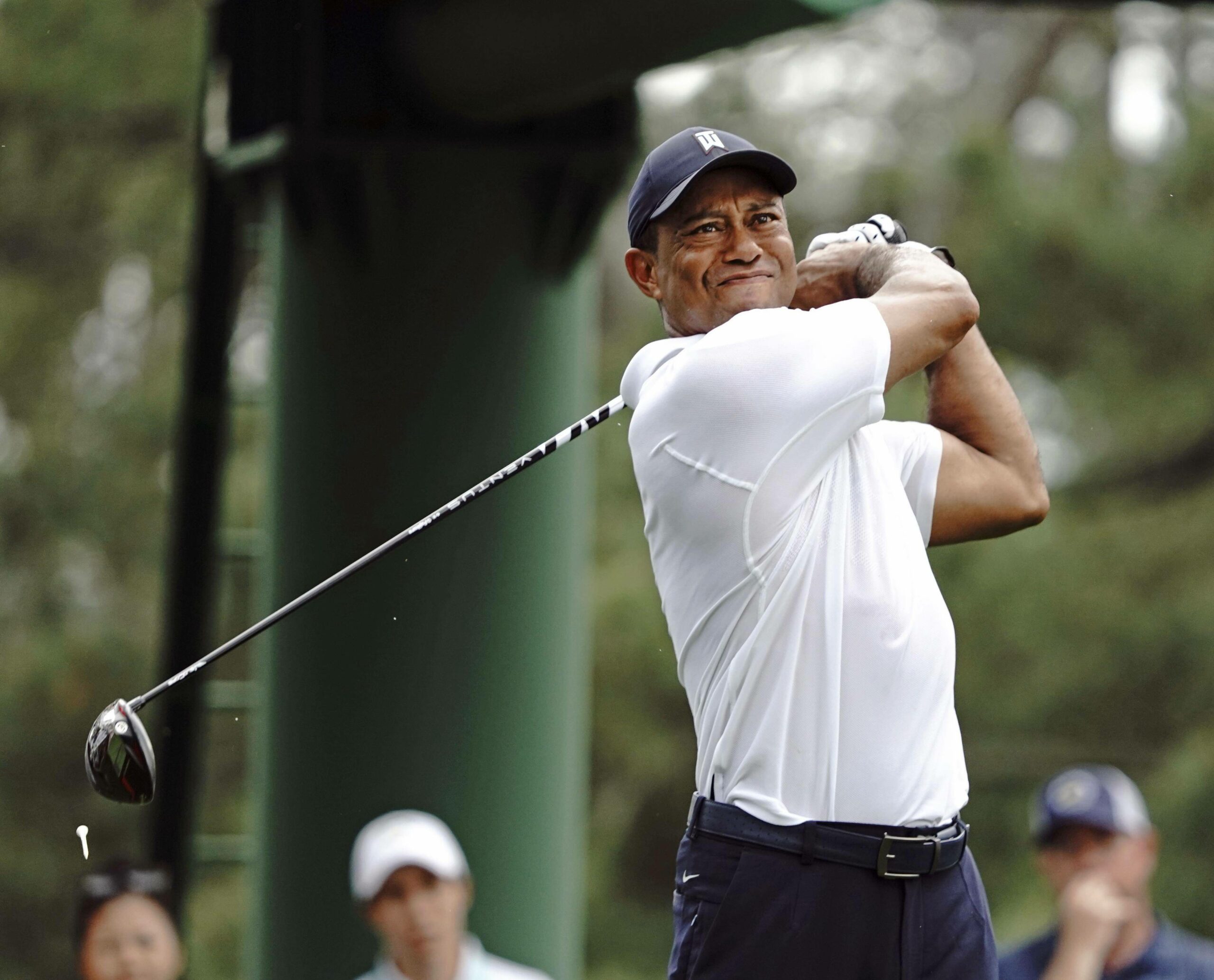 Tiger Woods beim Schlagen mit unzufriedenem Gesichtsausdruck