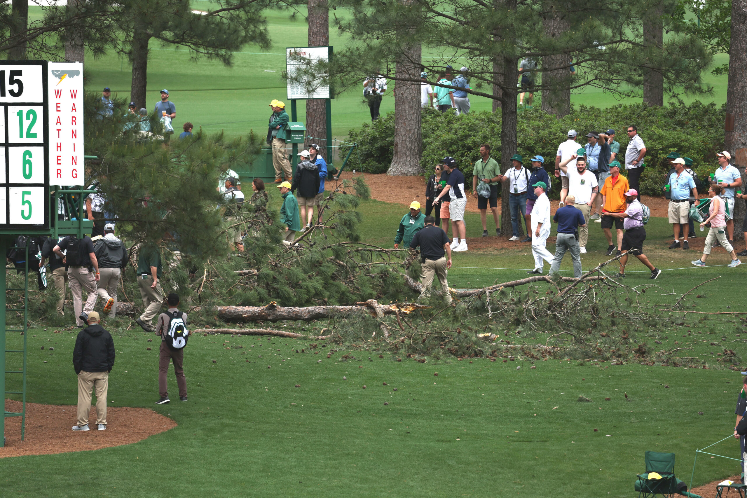 Golfspieler und umgestürzte Bäume beim Golf-Masters in Augusta