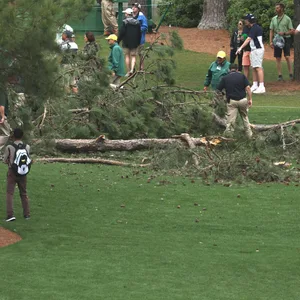 Golfspieler und umgestürzte Bäume beim Golf-Masters in Augusta