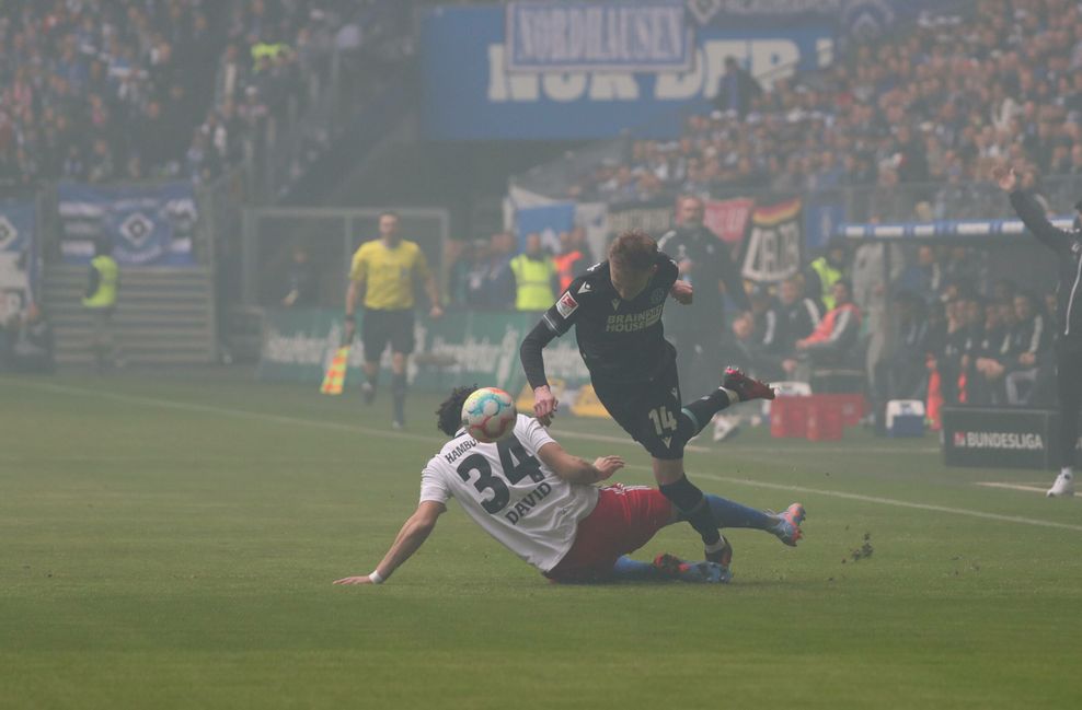 Jonas David sah beim 6:1 gegen Hannover nach einem Zweikampf mit Maximilian Beier früh die Gelbe Karte.