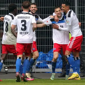 HSV-Spieler jubeln