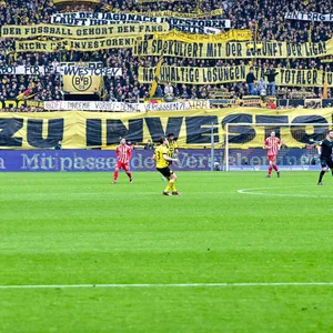 BVB-Fans protestieren gegen die geplante DFL-Reform für Investoren