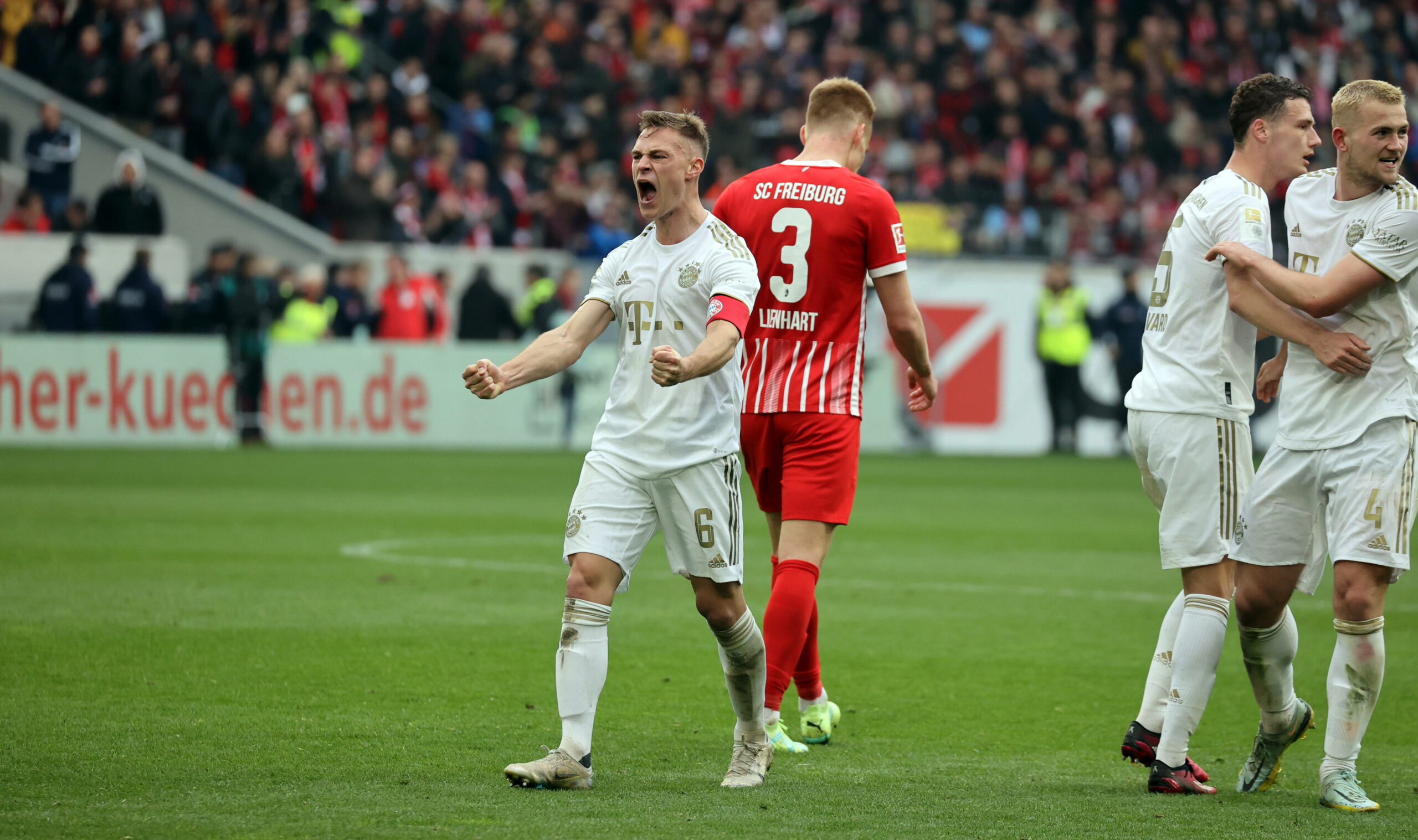 Joshua Kimmich bejubelt den 1:0-Sieg des FC Bayern in Richtung der Freiburger Fankurve