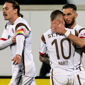 Leart Pqarada, Marcel Hartel und Jackson Irvine bejubeln das 1:0 gegen Heidenheim.