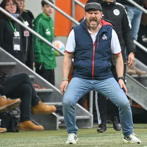 Steffen Baumgart zeigte sich beim Spiel des 1. FC Köln in Augsburg gewohnt emotional.
