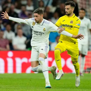 Federico Valverde und Alex Baena im Zweikampf