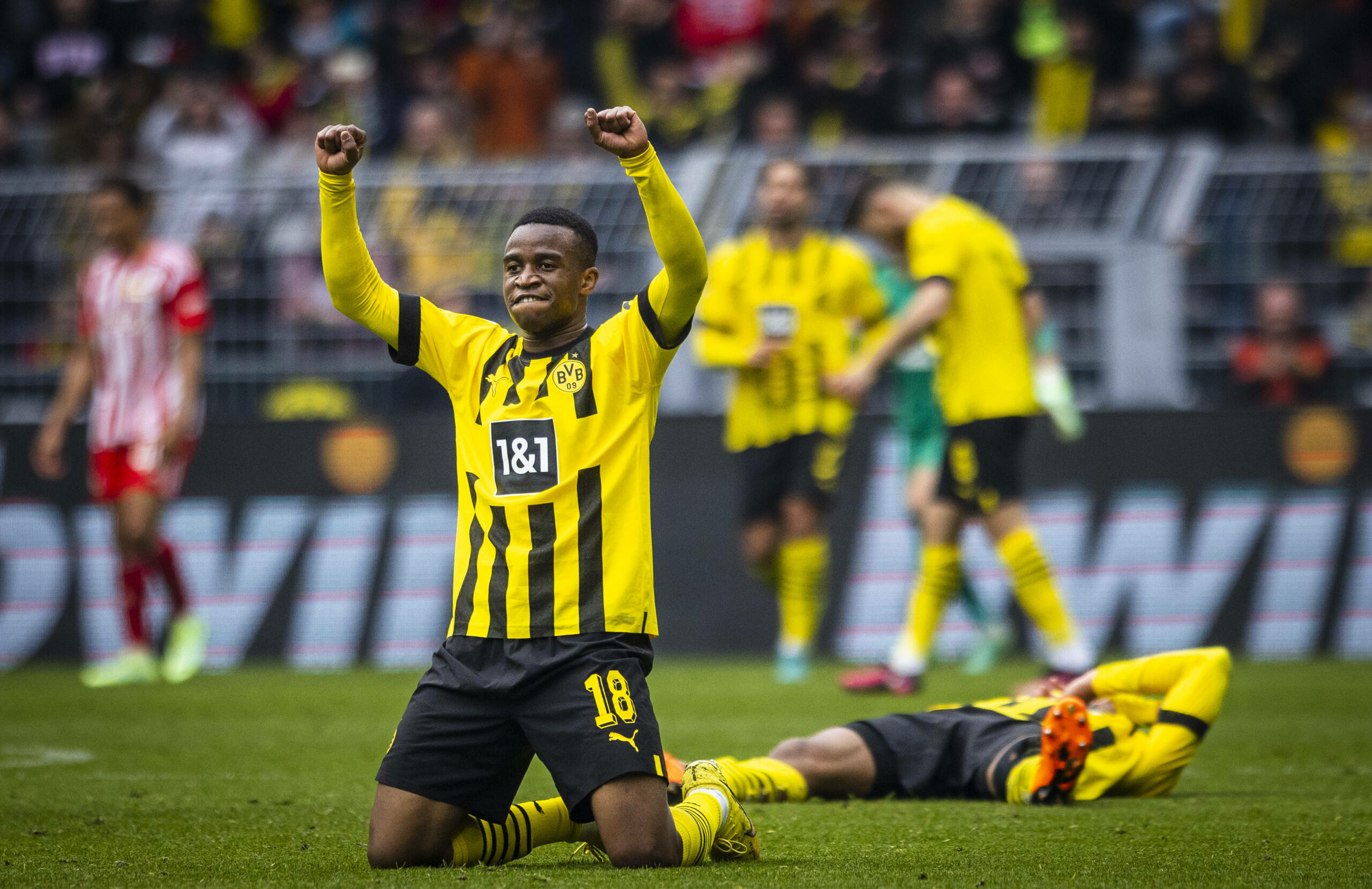 Youssoufa Moukoko bejubelt den 2:1-Sieg mit Borussia Dortmund im Spiel gegen Union Berlin