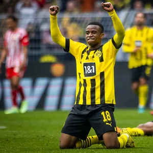 Youssoufa Moukoko bejubelt den 2:1-Sieg mit Borussia Dortmund im Spiel gegen Union Berlin