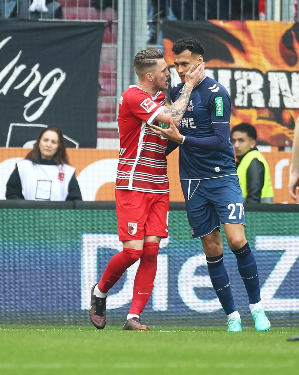 Jeffrey Gouweleeuw nimmt sich Davie Selke vor beim Spiel des FC Augsburg gegen Köln