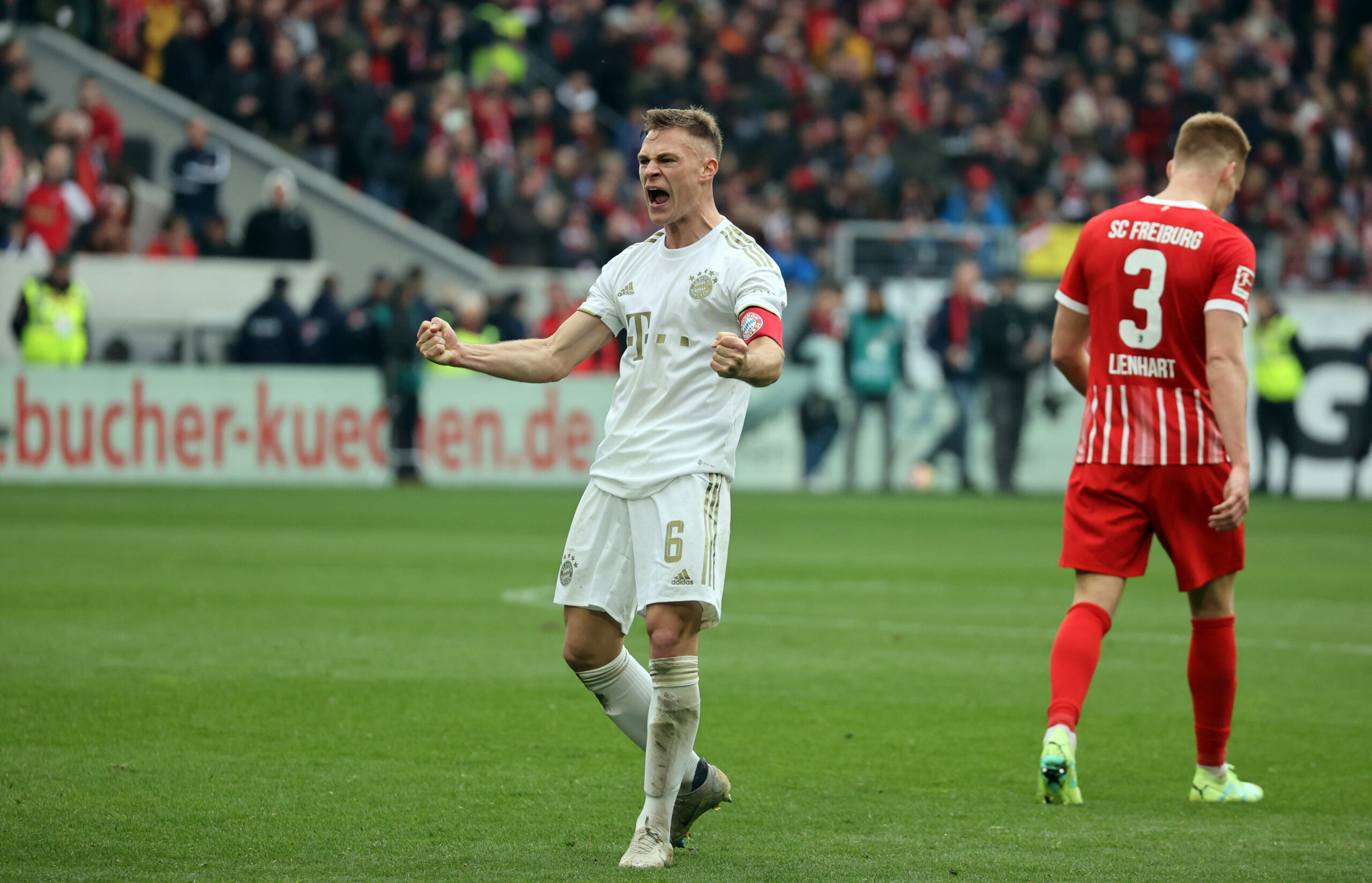 Bayern-Kapitän Joshua Kimmich jubelt vor Freiburger Kurve