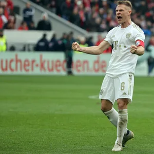 Bayern-Kapitän Joshua Kimmich jubelt vor Freiburger Kurve