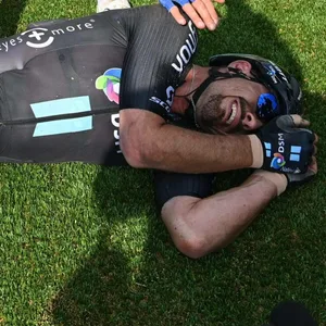 John Degenkolb liegt am Boden. Mathieu van der Poel und Jasper Philipsen trösten ihn.