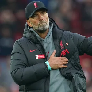 Jürgen Klopp feiert mit den Fans von Liverpool