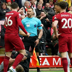 Liverpools Andrew Robertson im Wortgefecht mit Schiedsrichterassistent Constantine Hatzidakis