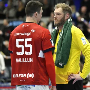 Torwart Johannes Bitter und Azat Valiullin im Gespräch