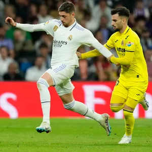 Federico Valverde und Álex Baena im Zweikampf