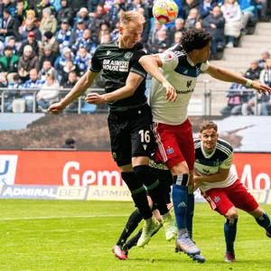 Jonas David im Zweikampf mit Hannovers Havard Nielsen