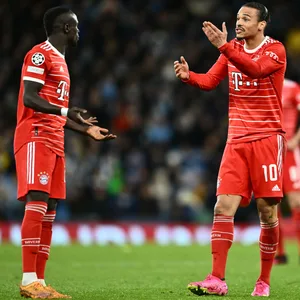 Sadio Mané und Leroy Sané gestikulieren