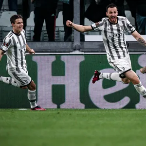 Federico Gatti (M.) und seine Juve-Kollegen haben Grund zur Freude.