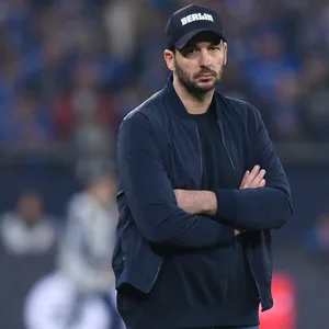 Sandro Schwarz an der Seitenlinie beim Spiel von Hertha BSC gegen Schalke 04