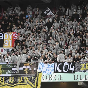 Fans des RSC Charleroi haben während der Partie bei Standard Lüttich gegnerische Fans mit toten Ratten beworfen.