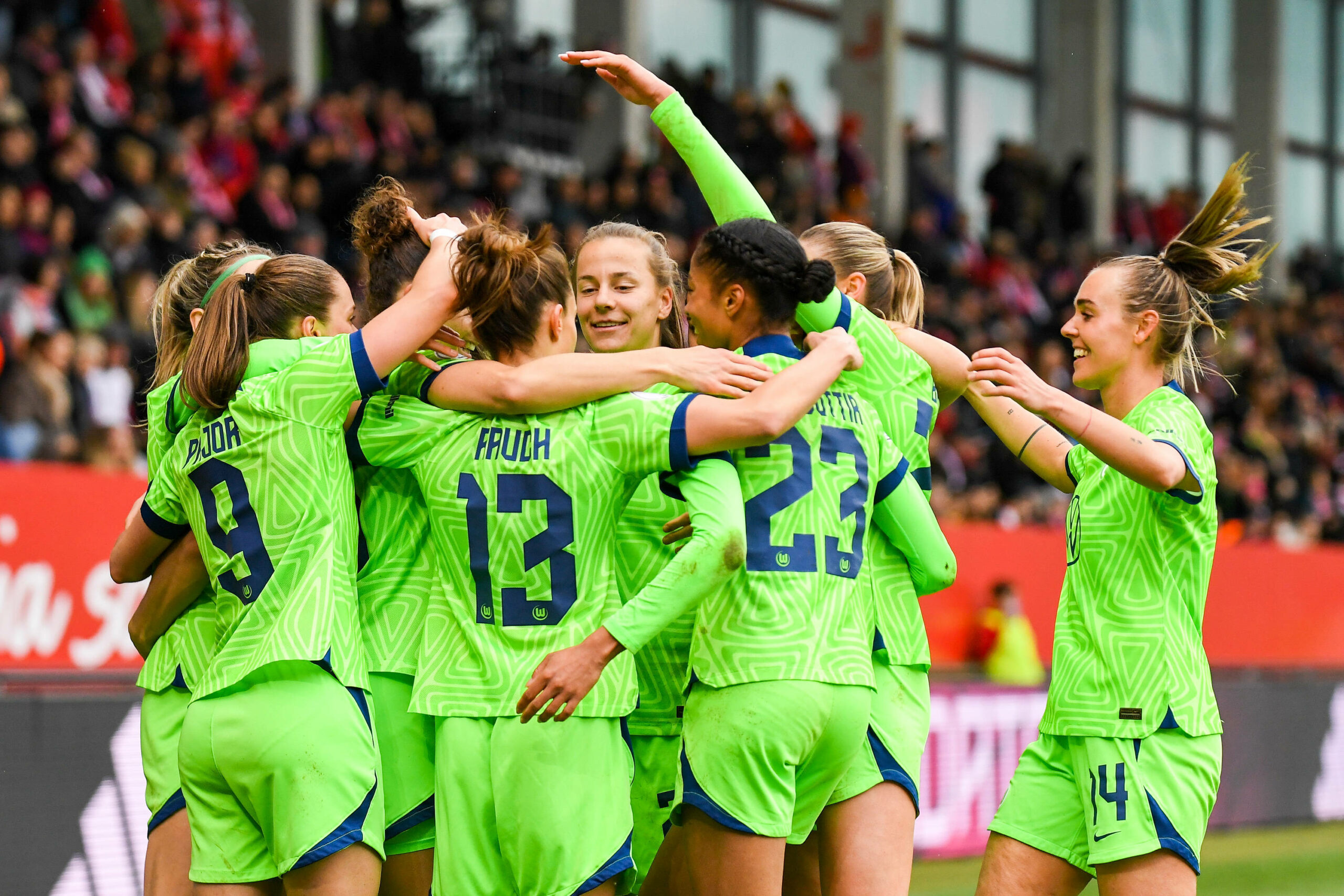 Die Spielerinnen des VfL Wolfsburg feiern den Einzug ins Pokalfinale