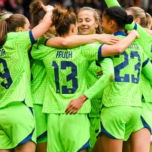 Die Spielerinnen des VfL Wolfsburg feiern den Einzug ins Pokalfinale
