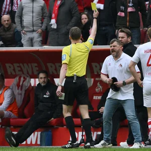 Schiedsrichter Benjamin Cortus zeigt Kölns Trainer Steffen Baumgart die gelbe Karte wegen Meckerns.