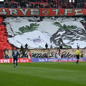 Fans des 1. FC Köln feiern in einer Choreo die Fanfreundschaft zu Paris Saint-Germain.