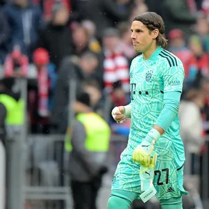 Bayern Münchens Torwart Yann Sommer ist enttäuscht nach dem Unentschieden gegen die TSG Hoffenheim.
