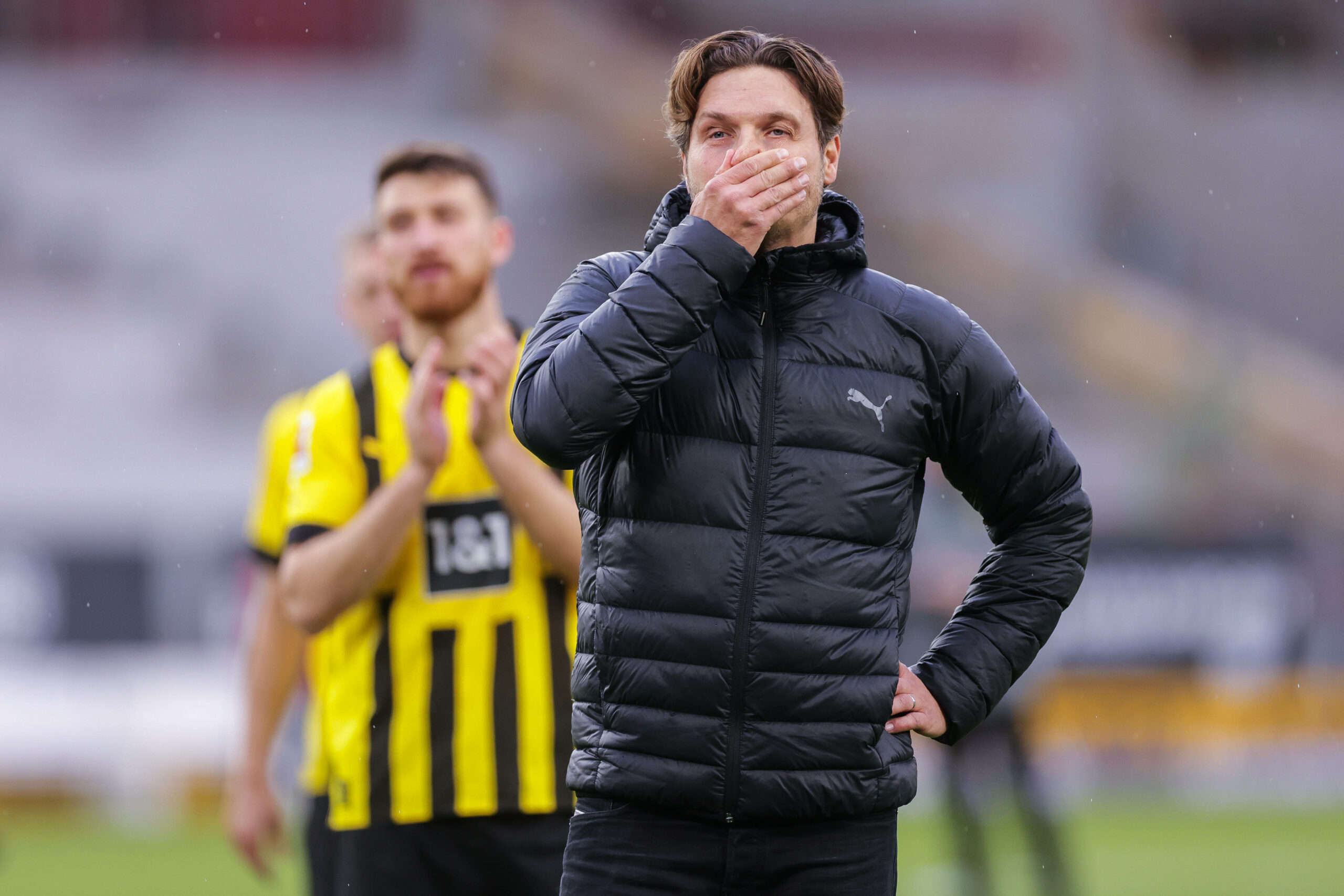 Trainer Edin Terzic kann das 3:3 von Borussia Dortmund in Stuttgart nicht fassen.
