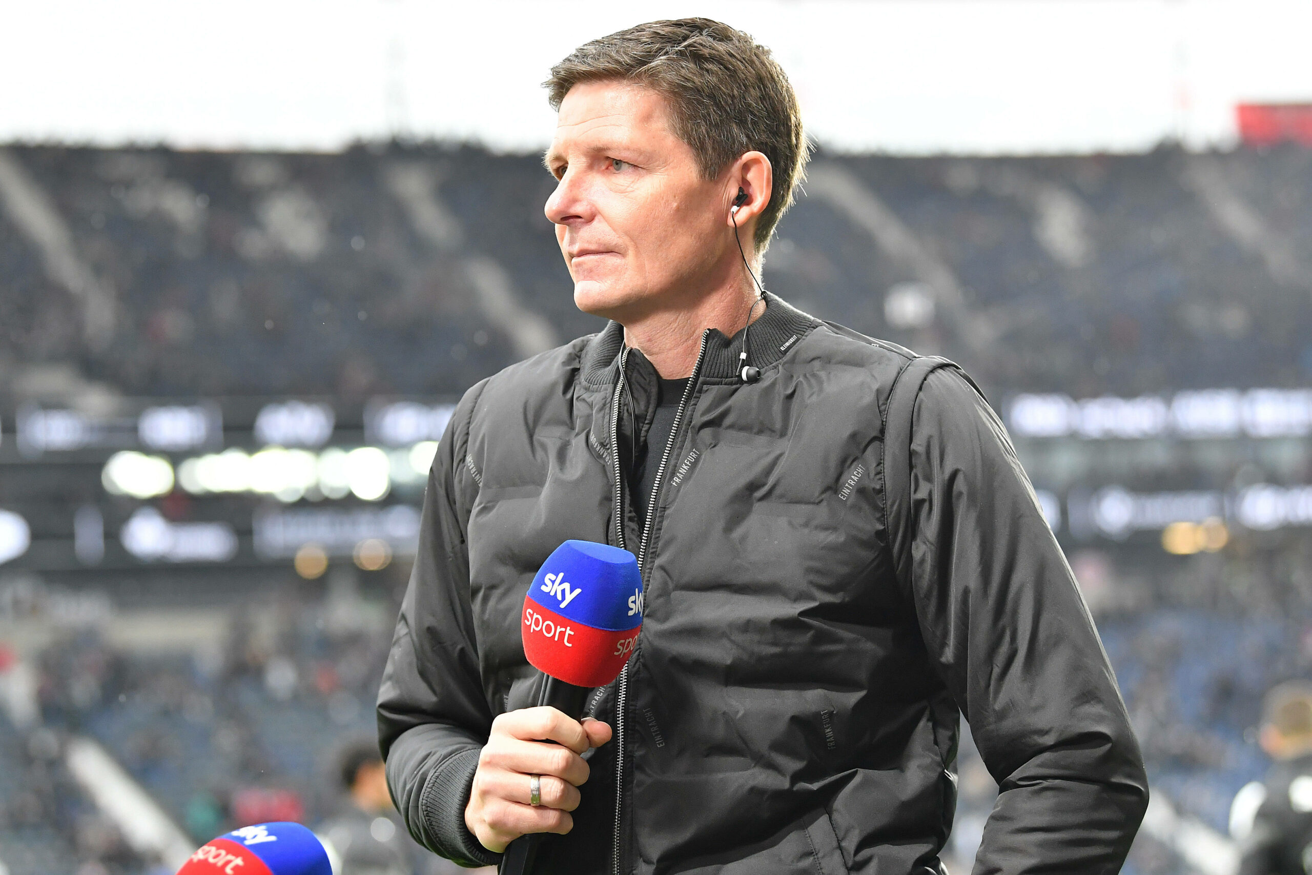Oliver Glasner, Trainer von Eintracht Frankfurt, ist für ein Interview am Sky-Mikrofon.