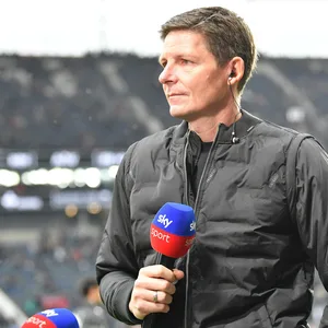 Oliver Glasner, Trainer von Eintracht Frankfurt, ist für ein Interview am Sky-Mikrofon.