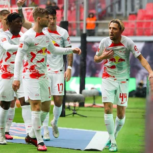 Kevin Kampl bekommt während der Partie gegen Augsburg keine Luft mehr – seine Kollegen um Timo Werner kommen zur Hilfe.