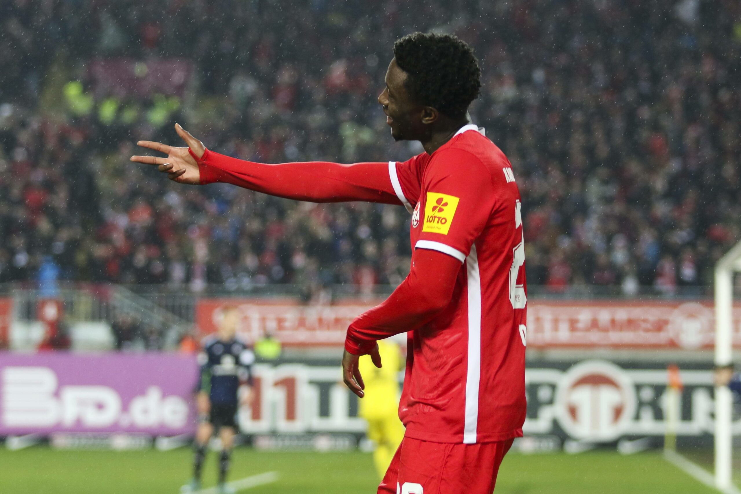 Die Geste des Siegers: Aaron Opoku bejubelt sein Tor zum 2:0 gegen den HSV