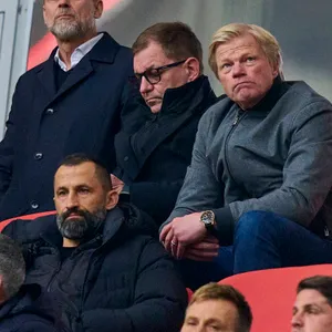 Oliver Kahn sitzt auf der Tribüne der Allianz Arena während des Spiels gegen Hoffenheim.