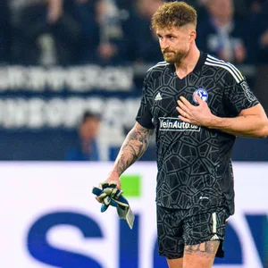 Schalkes Torwart Ralf Fährmann klagt nach dem Spiel gegen Hertha BSC über Adduktorenprobleme.