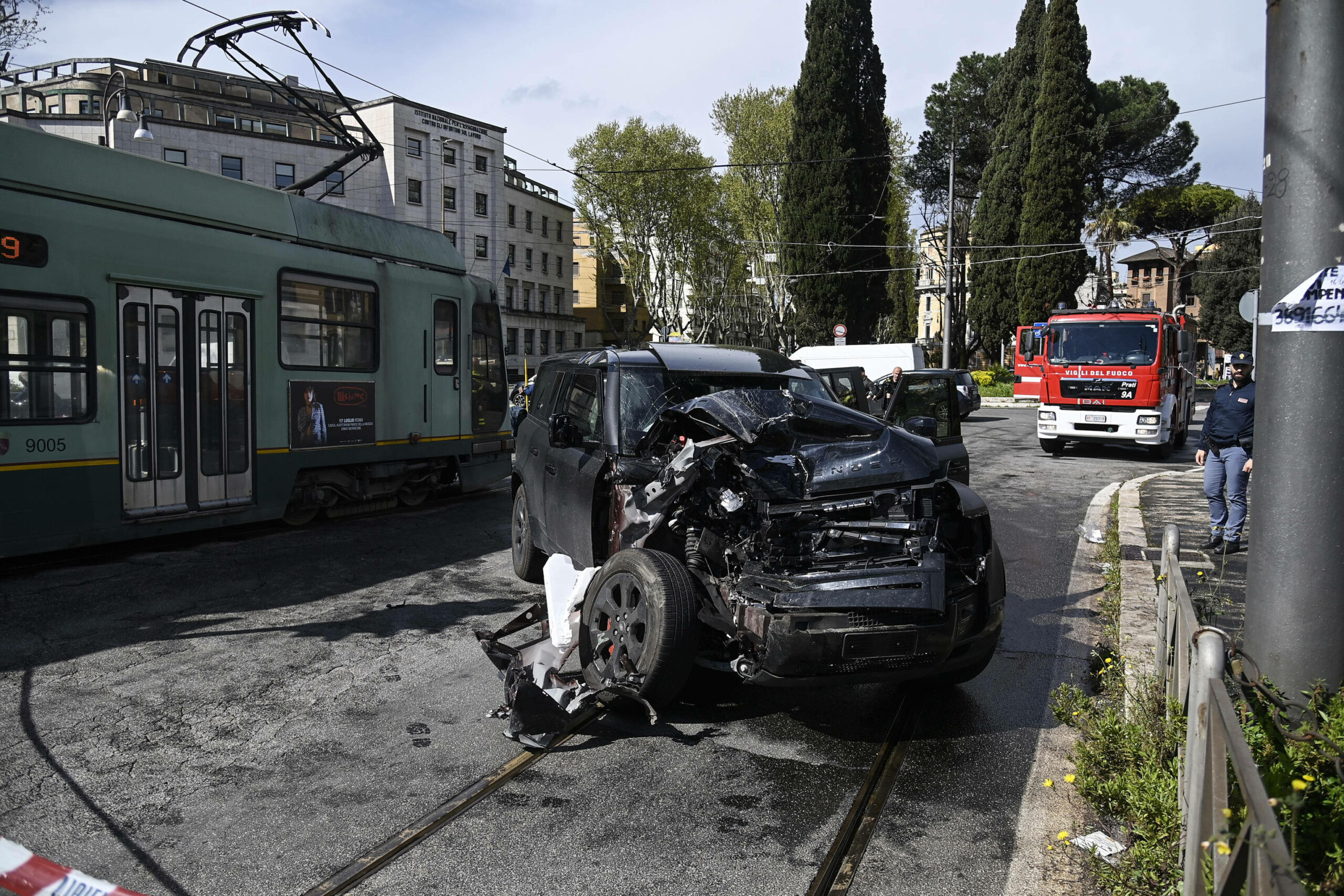 Nach einem Zusammenstoß von Immobile im Auto mit einer Tram hat das Auto einen großen Schaden.