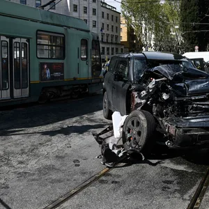 Nach einem Zusammenstoß von Immobile im Auto mit einer Tram hat das Auto einen großen Schaden.