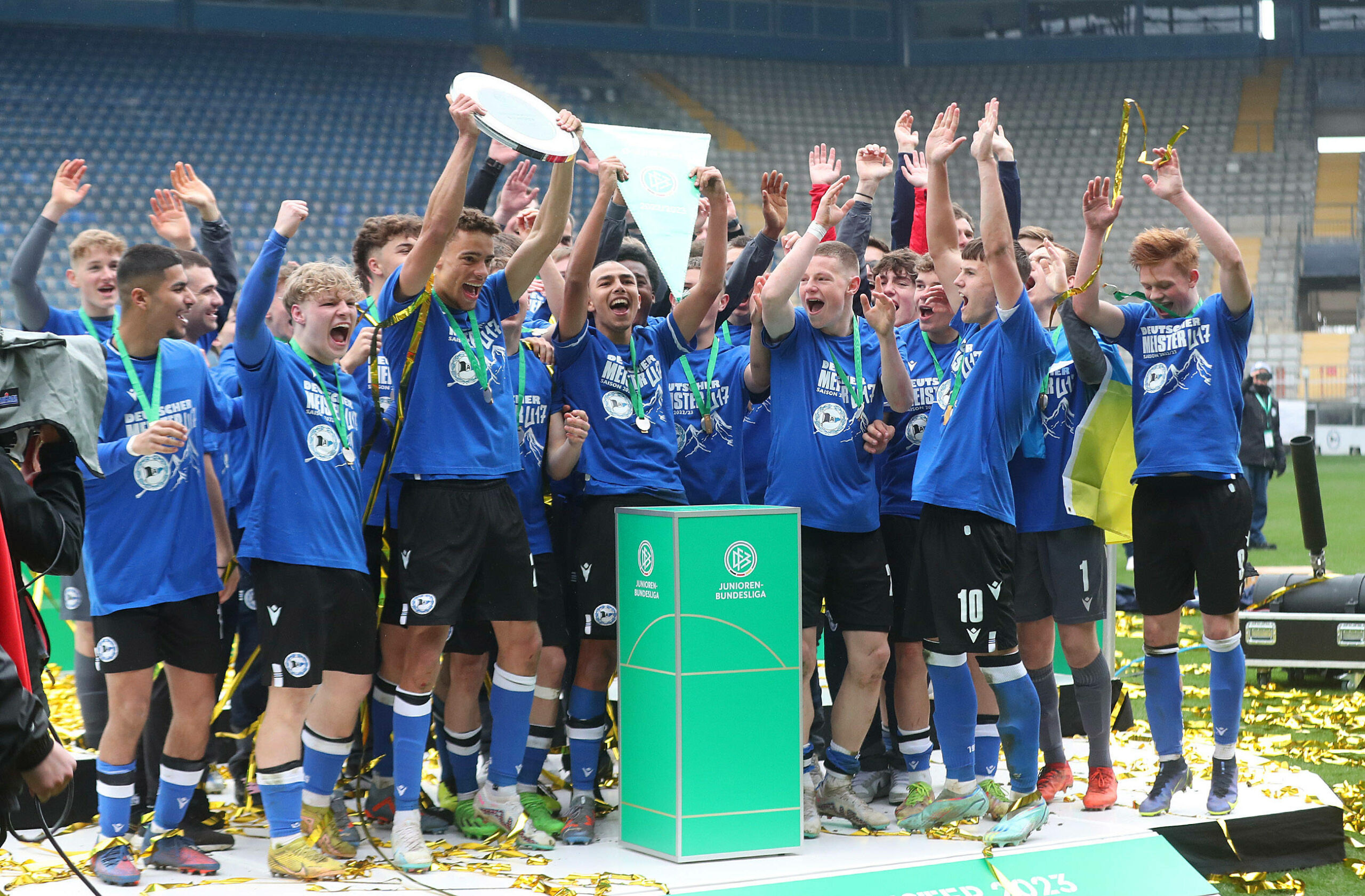 Die U17 von Arminia Bielefeld jubelt nach dem Gewinn der Meisterschaft.