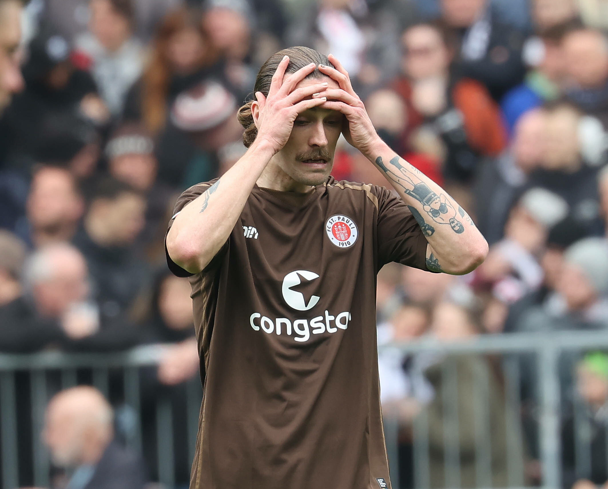 Jackson Irvine vom FC St. Pauli fasst sich vor Enttäuschung an den Kopf