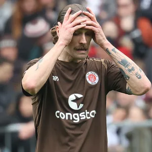 Jackson Irvine vom FC St. Pauli fasst sich vor Enttäuschung an den Kopf