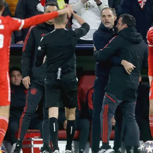 Schiedsrichter Clement Turpin zeigt Bayern-Trainer Thomas Tuchel Gelb