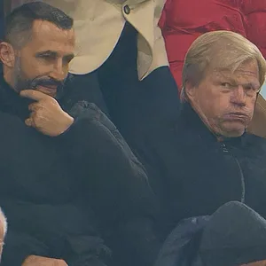 Hasan Salihamidzic, Oliver Kahn und Herbert Hainer unzufrieden auf der Tribüne.