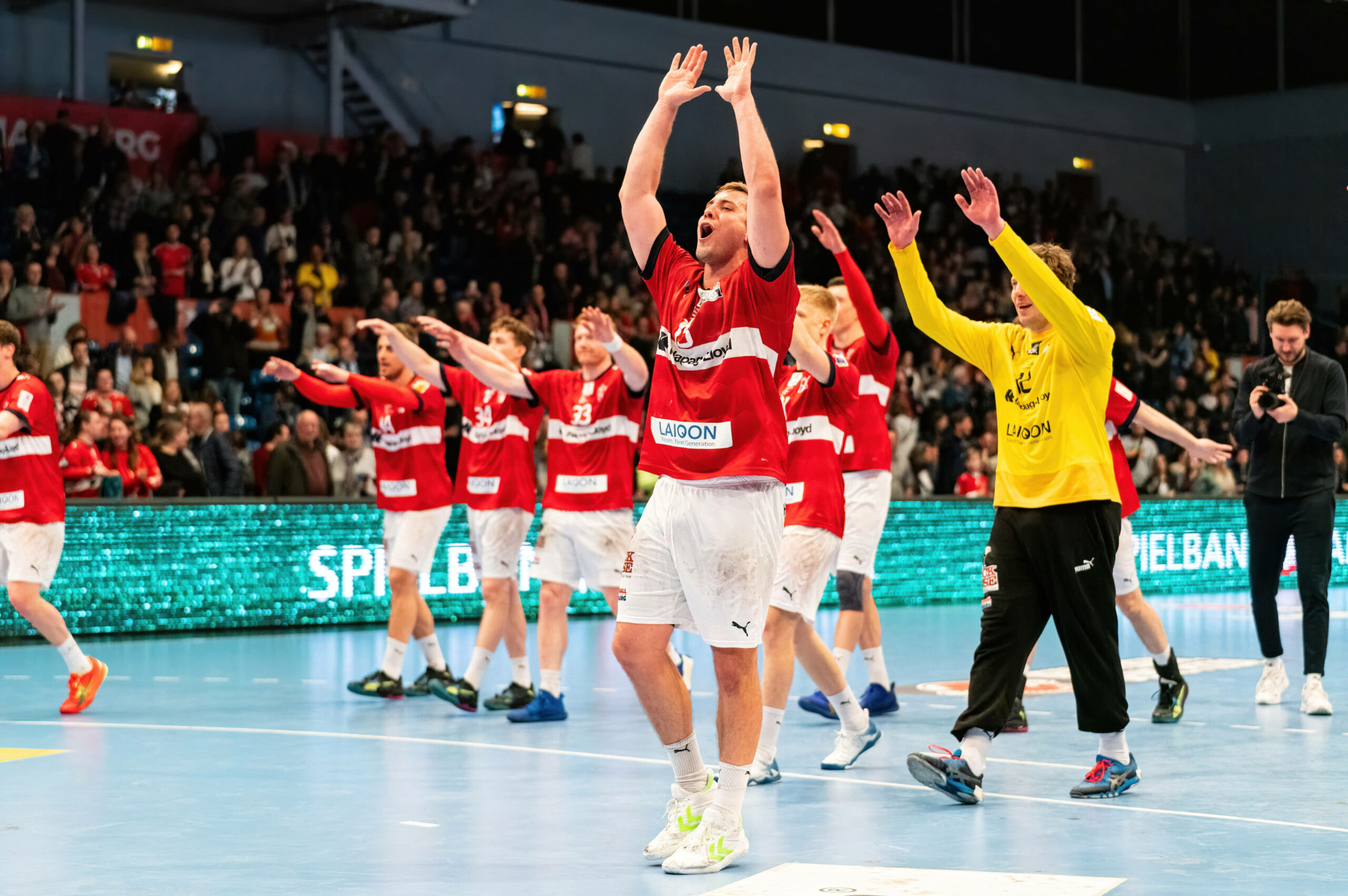 HSV-Handball-Spieler feiern ihren Sieg