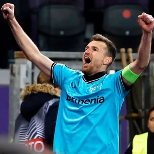 Lukas Hradecky feiert Bayers Halbfinal-Einzug