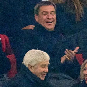 Markus Söder klatscht