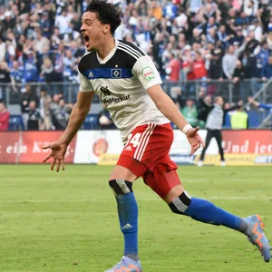 David Jonas jubelt über sein 1:1 für den HSV.